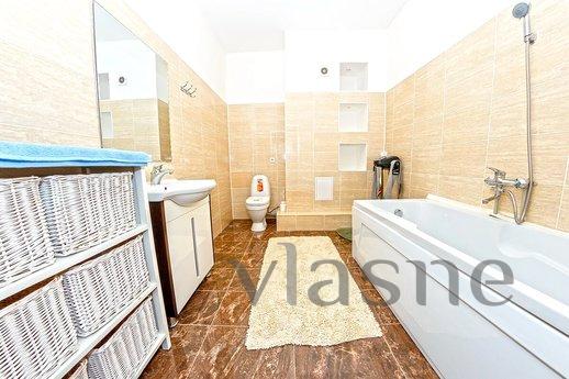 Luxury 3 bedroom overlooking LCD Nursaya, Астана - апартамент за нощувки
