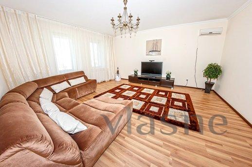 Luxury 3 bedroom overlooking LCD Nursaya, Астана - апартамент за нощувки
