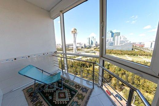 Luxury 3 bedroom overlooking LCD Nursaya, Астана - апартамент за нощувки

