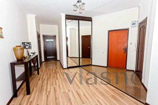 Luxury 3 bedroom overlooking LCD Nursaya, Астана - апартамент за нощувки
