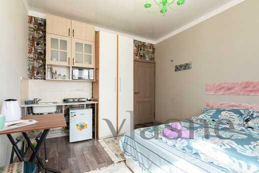 Bright studio overlooking Alatau, Алмати - апартамент за нощувки
