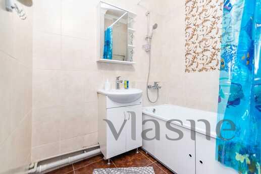 Bright studio overlooking Alatau, Алмати - апартамент за нощувки
