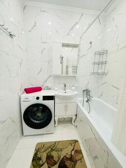 Luxurious cozy two-room apartment, Алмати - апартамент за нощувки
