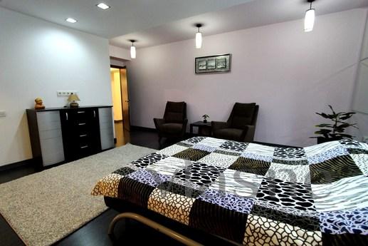 2 bedroom apartment in the center, Almaty - apartment by the day