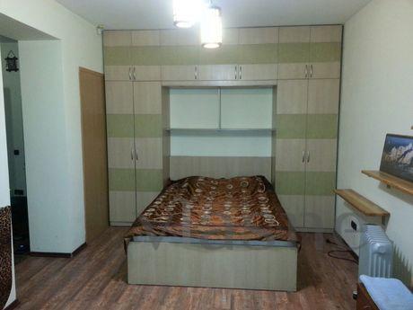 Чистая, уютная квартира студия с авторским дизайном в золото