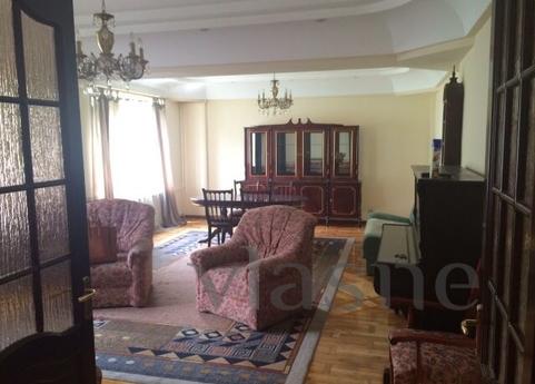 spacious apartment with hall 40kv.i, hall, 2 bathrooms, two 